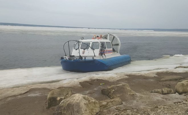 В Менделеевске спасли трех молодых людей, гуляющих по льдине