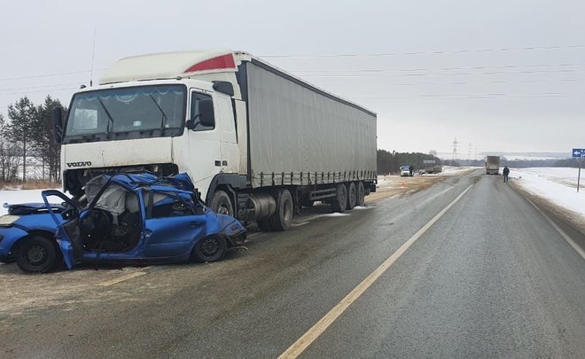 Крупная авария в Татарстане: легковушку протаранили сразу два грузовика