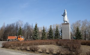 В Казани рабочие «Горводзеленхоза» приступили к мытью памятников