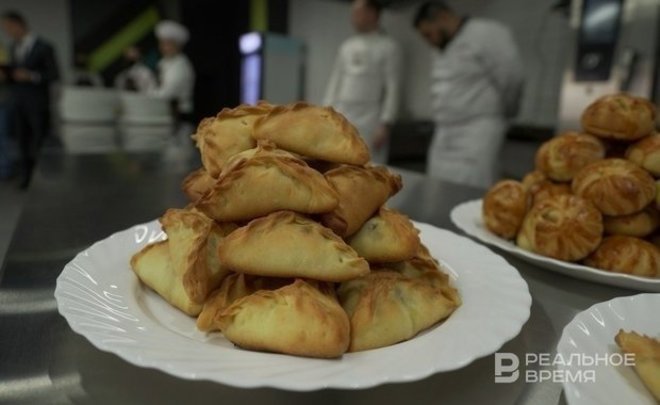 Интересующимся татарской кухней туристам чаще всего рекомендуют попробовать зур бэлиш и эчпочмак