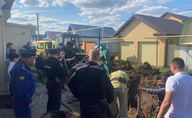 В Новошешминском районе Татарстана рабочего завалило грунтом
