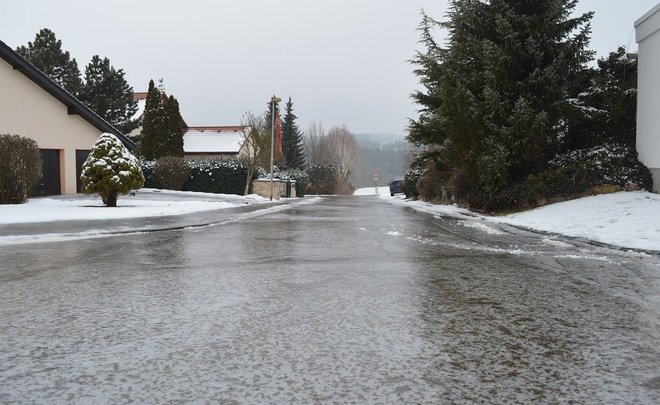 В Казани из-за ледяного дождя образовался сильный гололед