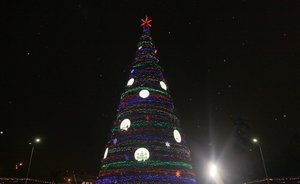 На главной елке Кировского и Московского района Казани зажглись огни