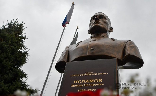 В школе Лениногорска открыли бюст Героя России Дамира Исламова — видео