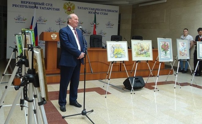 «Применение законов — процесс творческий»: в Верховном суде Татарстана открыли выставку картин судей