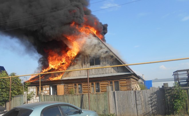 В Челнах из-за неисправности электрооборудования сгорела крыша дома (фото)