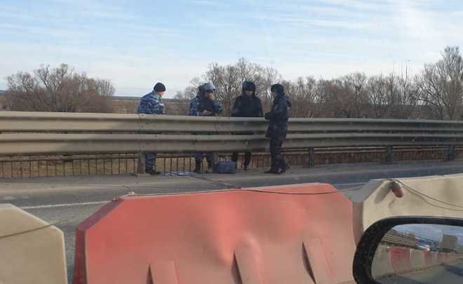 Под мостом в Татарстане нашли похожий на бомбу предмет, работают саперы