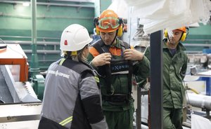 На «Казаньоргсинтезе» протестировали экзоскелеты для рабочих