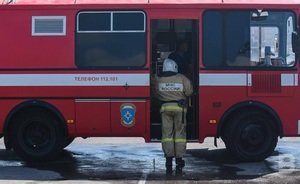 В Казани пожарные потушили горящий в овраге строительный мусор