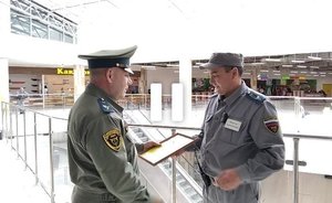 В Казани сотрудника ЧОП наградили за спасение ребенка на эскалаторе в ТЦ Осиново