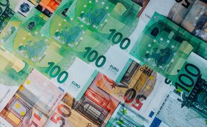 Евро обновил минимум с 2002 года и опустился ниже уровня доллара