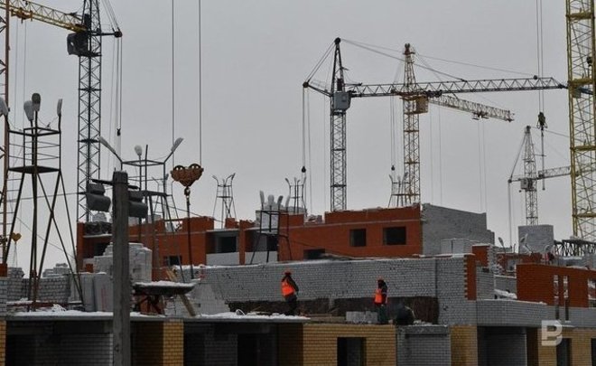 В Казани на стройке ЖК из-за нарушения требований безопасности работу башенных кранов остановили на 3 месяца