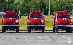 В центре Казани загорелся заброшенный дом — видео