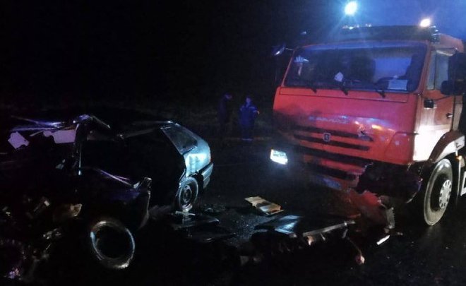 В Татарстане КАМАЗ врезался в стоящую из-за ДТП легковушку — один человек погиб