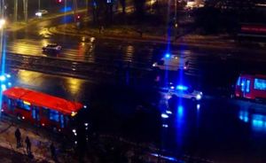 В Казани женщина перебегала дорогу в неположенном месте и попала под трамвай