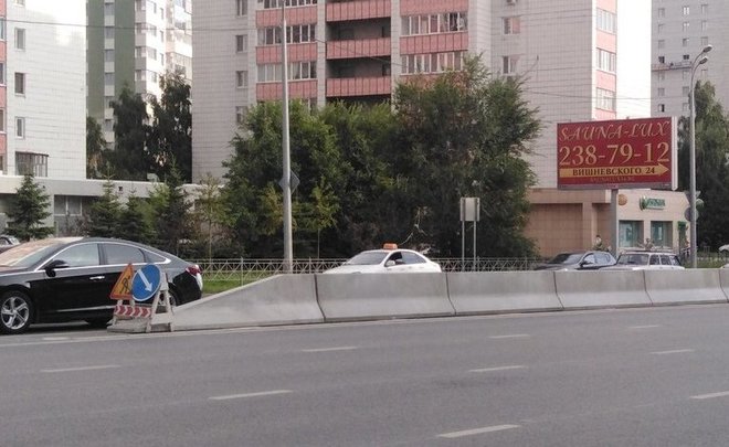 В Казани на улице Вишневского установили отбойник на разделительной полосе
