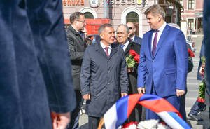 Минниханов, Шаймиев и Серышев возложили цветы к памятнику Тукаю