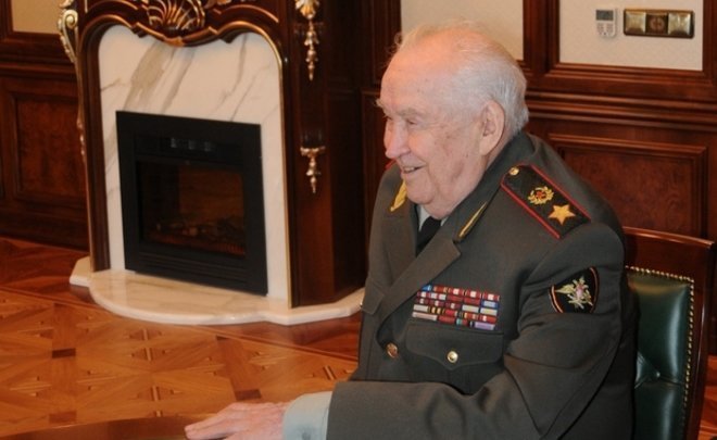 Минниханов поздравил с 95-летием генерала Махмута Гареева