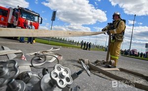 Сотрудник МЧС вместе со своим отцом спас из пожара мужчину в Казани