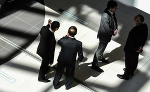 Исследование: россияне считают, что политикам и банкирам переплачивают