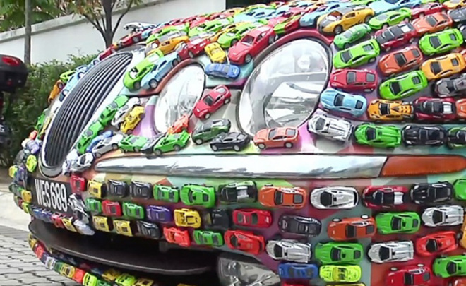 Малайзийский бизнесмен обклеил свой Jaguar игрушечными машинками