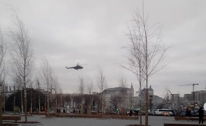 С территории Кремля в Москве взлетели два вертолета Ми-8 — видео