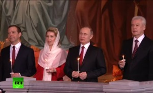 Путин и Медведев посетили пасхальное богослужение в храме Христа Спасителя
