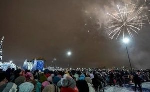 В Челнах начали разбирать елку на площади Азатлык