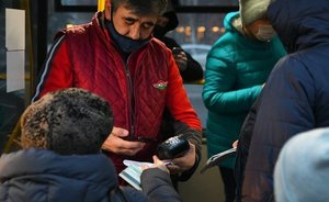 В казанском общественном транспорте утром 10 декабря выявили 16 пассажиров без QR-кодов