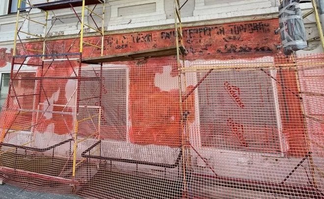 В Казани обнаружили старинную вывеску — собственник здания согласен ее сохранить