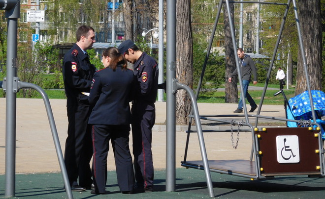 Полиция Казани выставила пост возле качелей, из-за которых погибла 6-летняя девочка