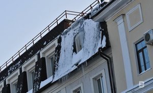 Из-за схода снега с крыши в Казани три человека получили травмы