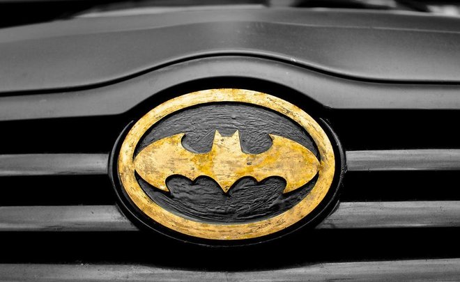 Режиссер «Бэтмена» представил новый логотип и постер к фильму