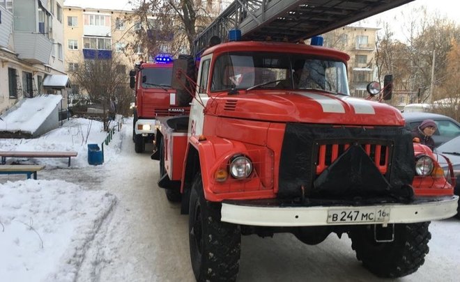 В Казани загорелась сауна в жилом доме: из здания эвакуировались 60 человек