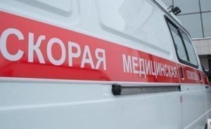 В Нижнем Новгороде автомобиль врезался в остановку, погиб один человек
