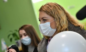 Волынец прокомментировала видео с казанским учителем ОБЖ, изображавшим нападение на детей с ножом