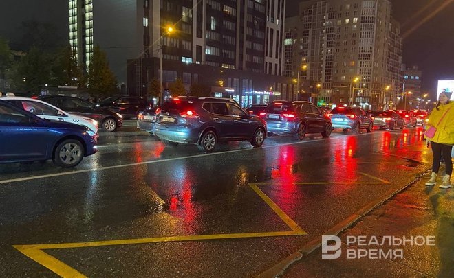 На улице Вишневского в Казани водители встали в двухкилометровой пробке