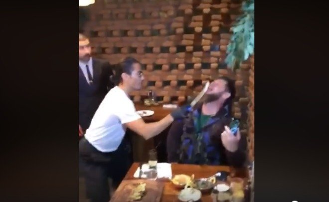 Повар‐мем Salt Bae покормил Кадырова с ножа