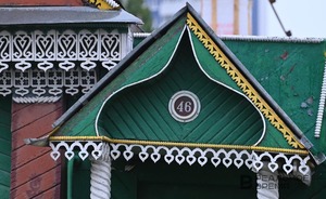 Соцсети: знаменитый дом-символ Залесного в Казани разбирают на дрова