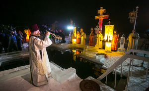 В РПЦ призвали женщин не искушать мужчин своими селфи с крещенских купаний