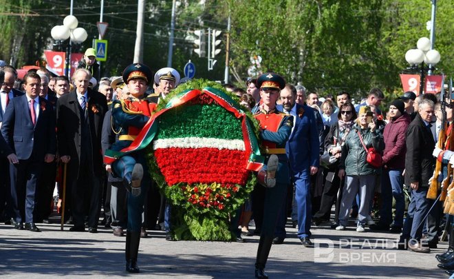 В парке Победы и на Архангельском кладбище в Казани возложили цветы в честь 9 Мая