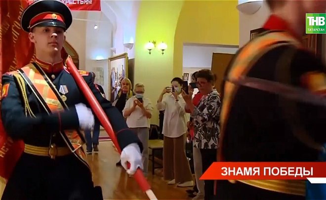 В Национальном музее Татарстана прошла акция «Знамя — символ Победы» — видео