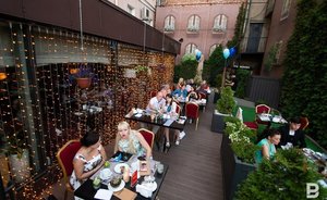 Ресторанам в России запретят включать чаевые в чек со следующего года