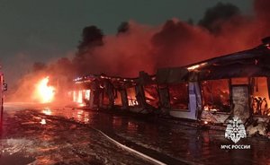 Площадь пожара на челнинском авторынке «Гараж-500» достигла 6,8 тысячи «квадратов»