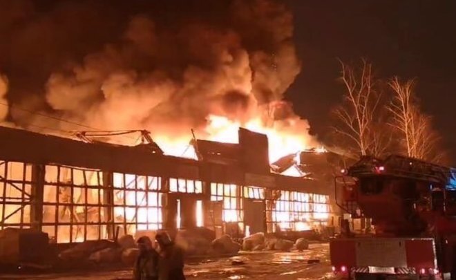 Видео: пожарные объяснили, в чем заключалась сложность при тушении склада в Казани