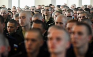 Выпускников школ не будут призывать в армию этой весной