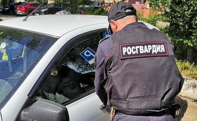 В Челнах росгвардейцы спасли запертого в машине на солнцепеке ребенка