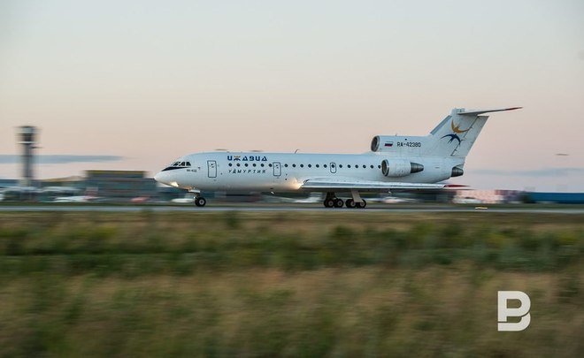 Самолет, летевший из Ижевска в Москву, вернулся в аэропорт из-за хлопка в двигателе