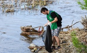 Казанцев приглашают убраться на озере Глубоком