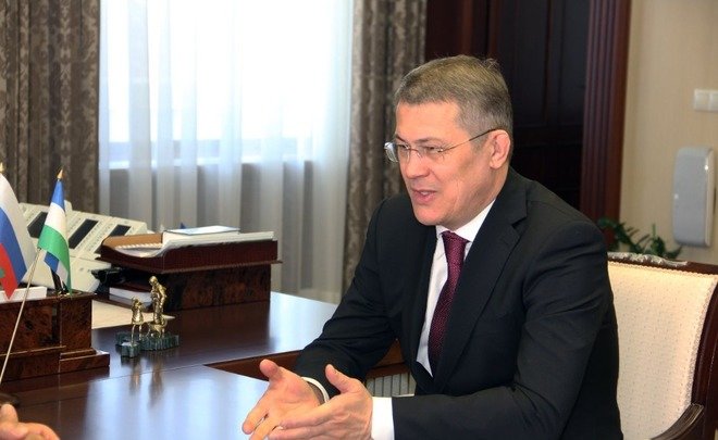 Радий Хабиров посадил деревья в Сибае